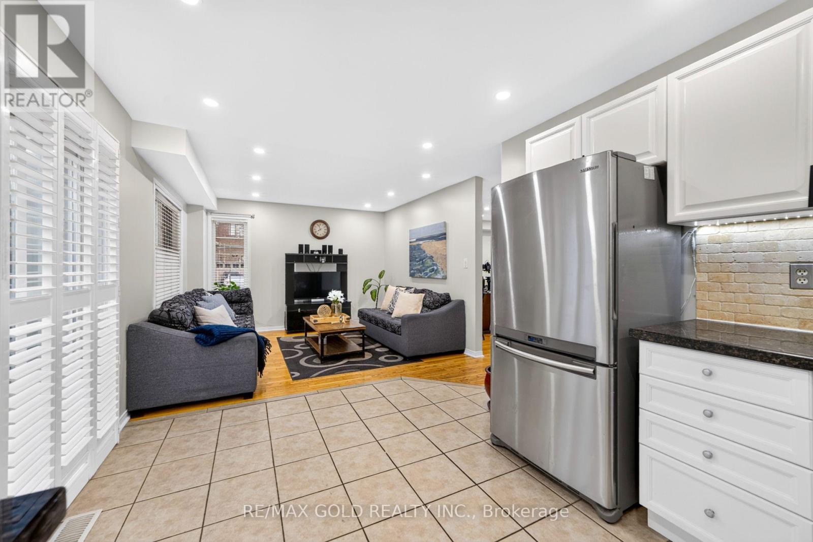 52 JUNCTION CRESCENT - 22