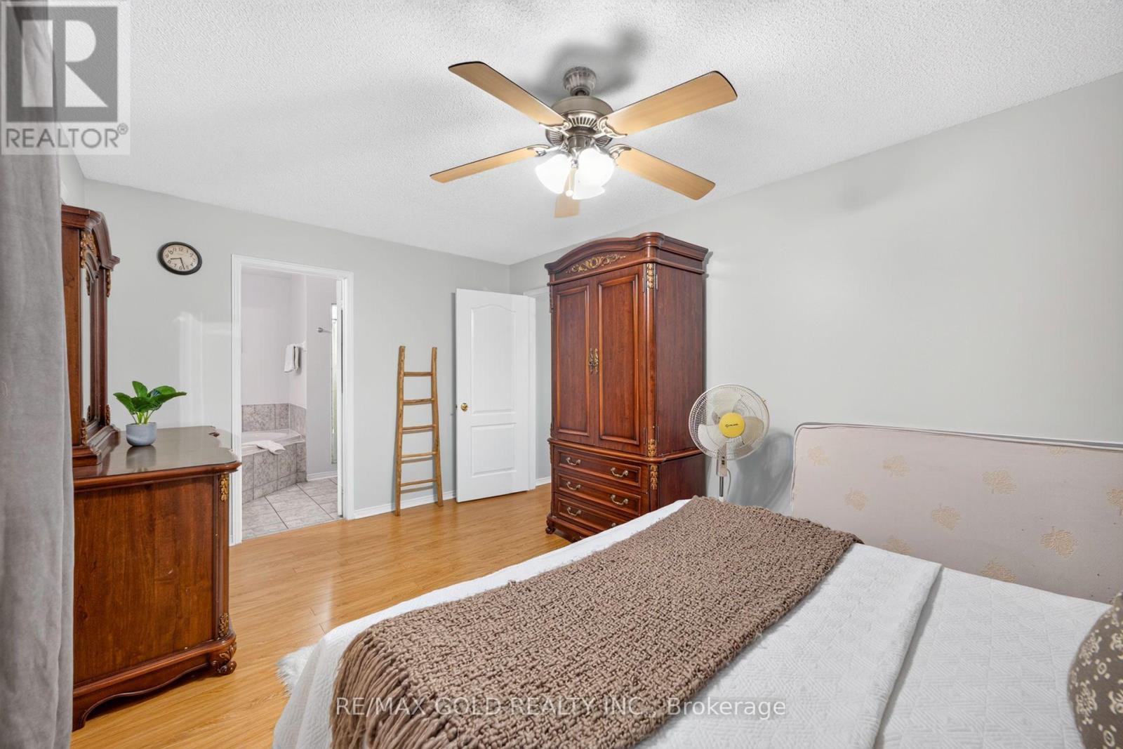 52 JUNCTION CRESCENT - 28