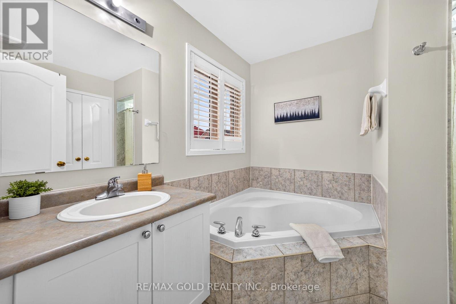52 JUNCTION CRESCENT - 29