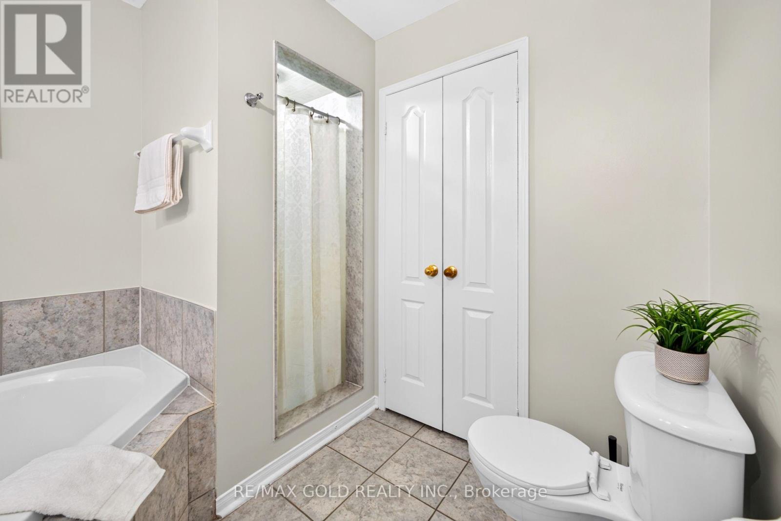 52 JUNCTION CRESCENT - 30