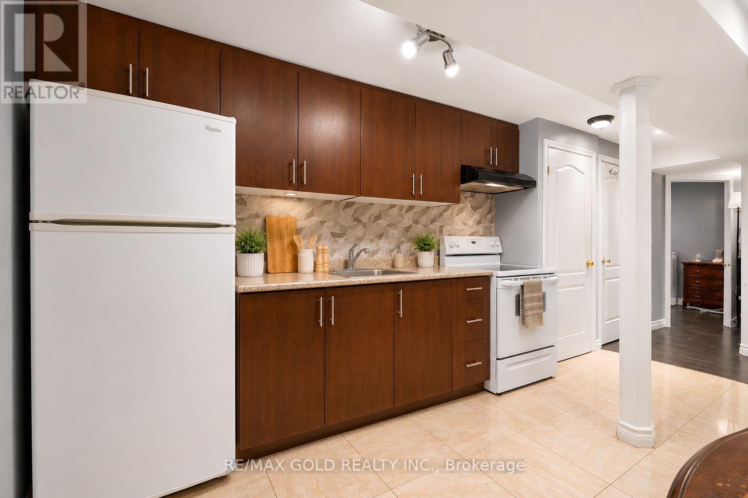 52 JUNCTION CRESCENT - 42