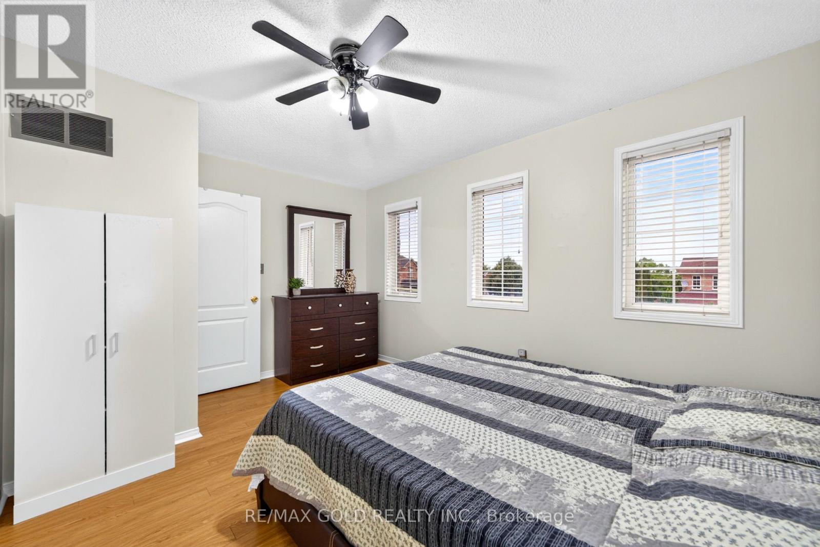 52 JUNCTION CRESCENT - 32