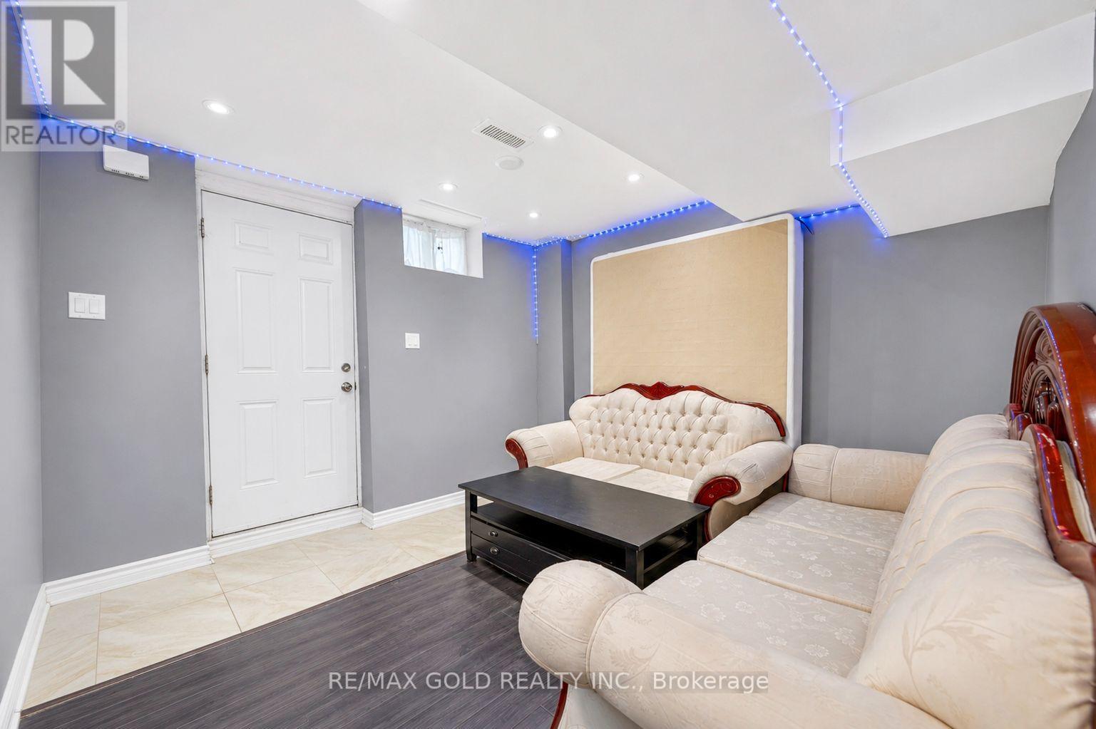 52 JUNCTION CRESCENT - 38
