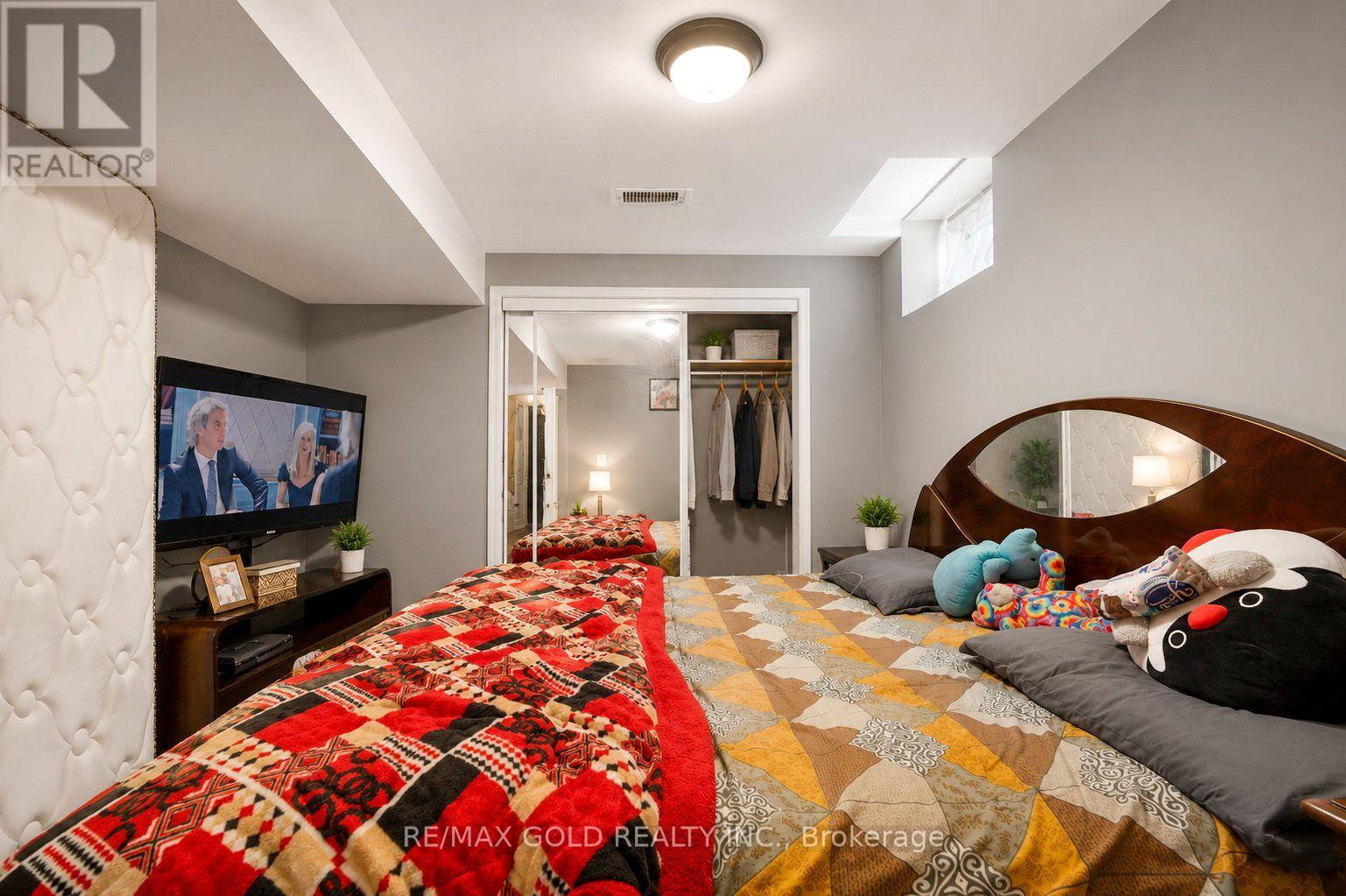 52 JUNCTION CRESCENT - 43