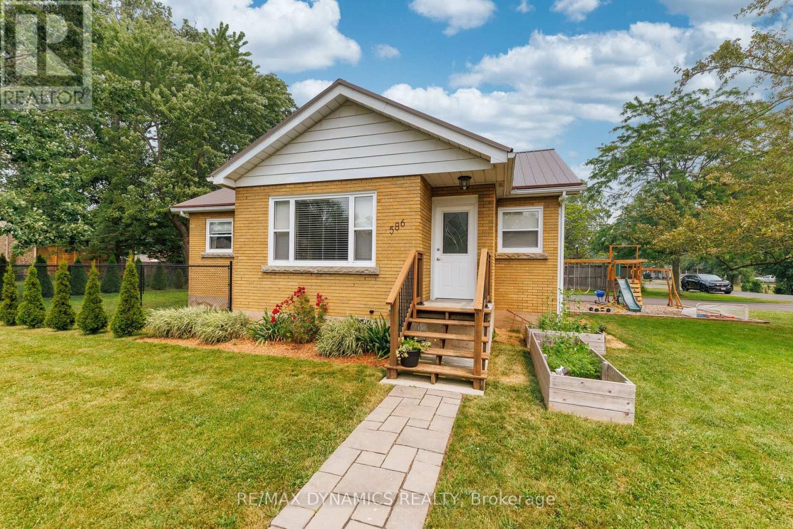 586 LAKESIDE ROAD - 2
