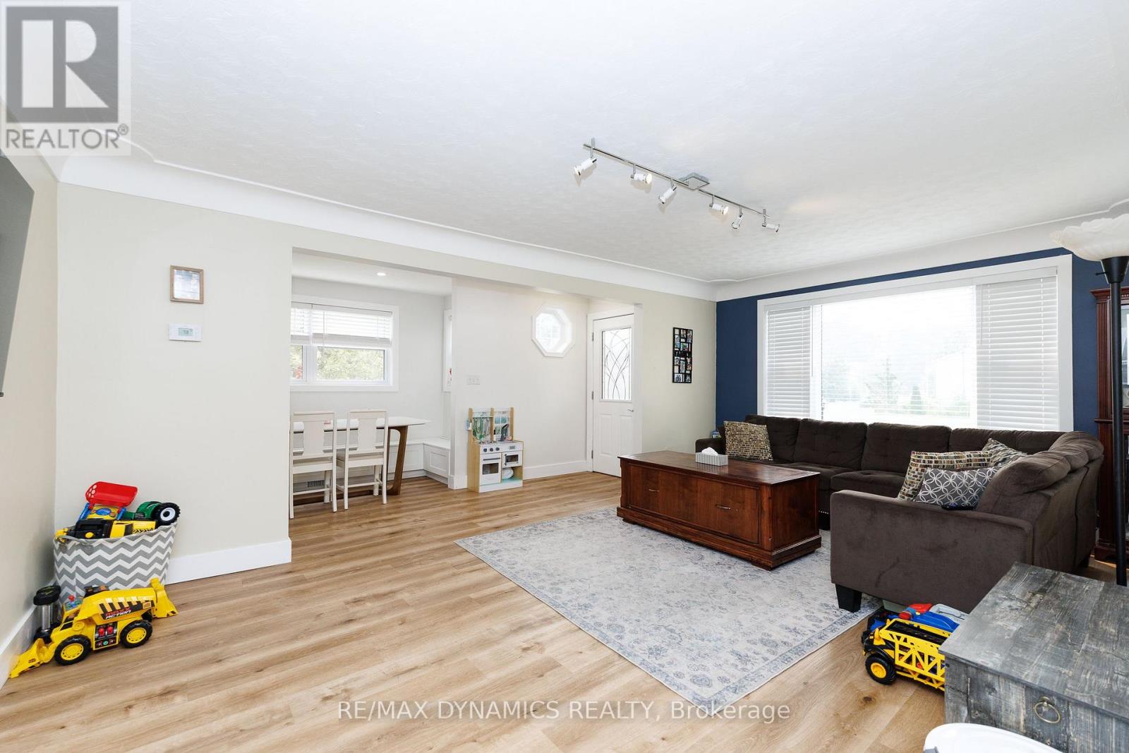 586 LAKESIDE ROAD - 23