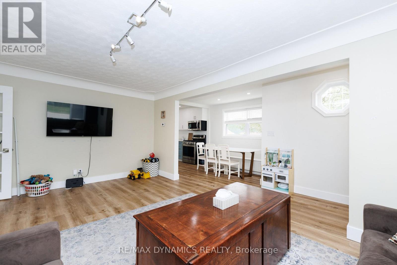 586 LAKESIDE ROAD - 28