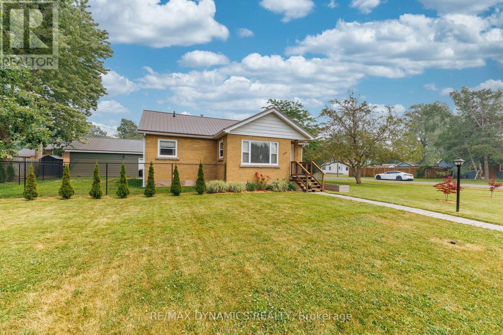586 LAKESIDE ROAD - 3