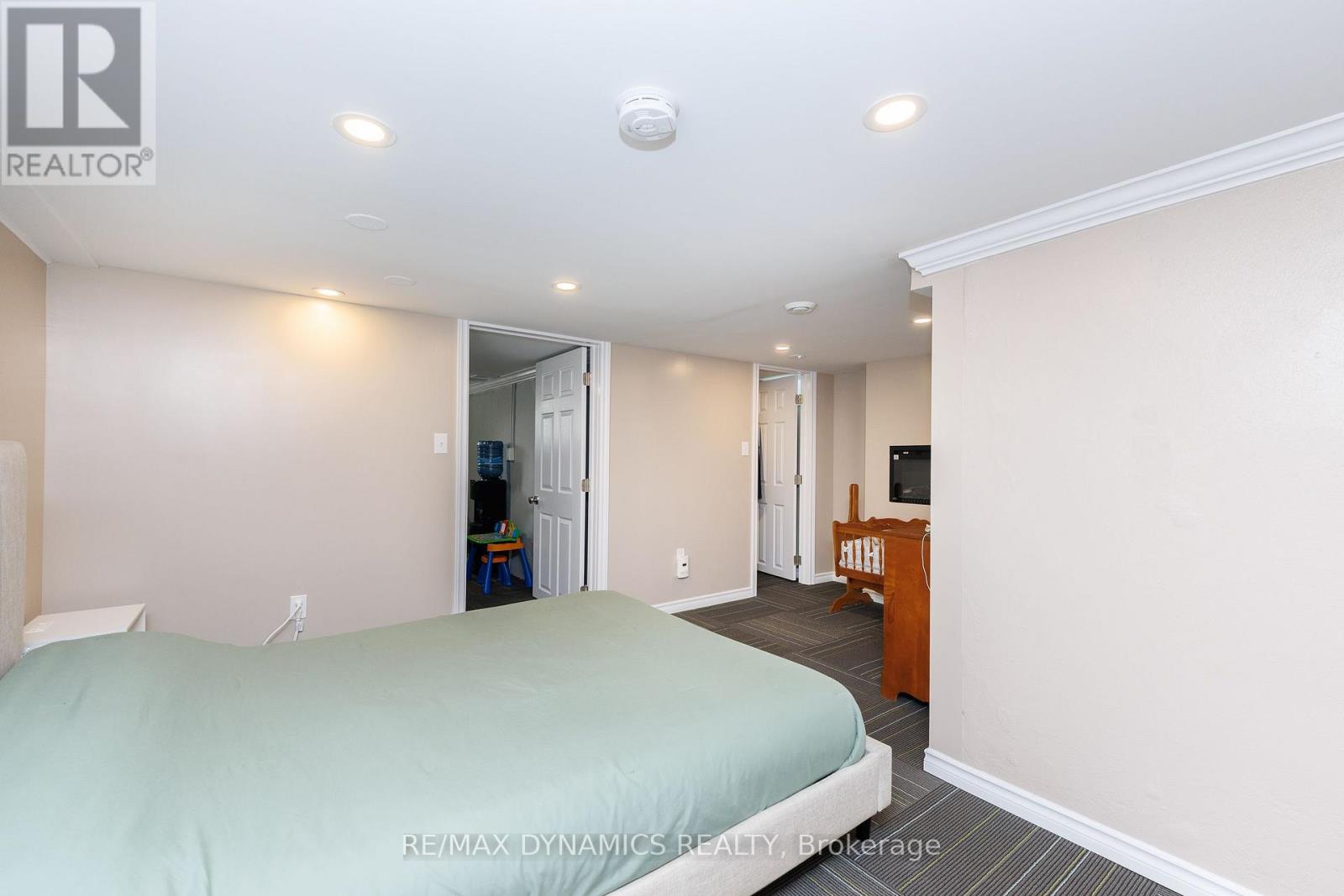 586 LAKESIDE ROAD - 43