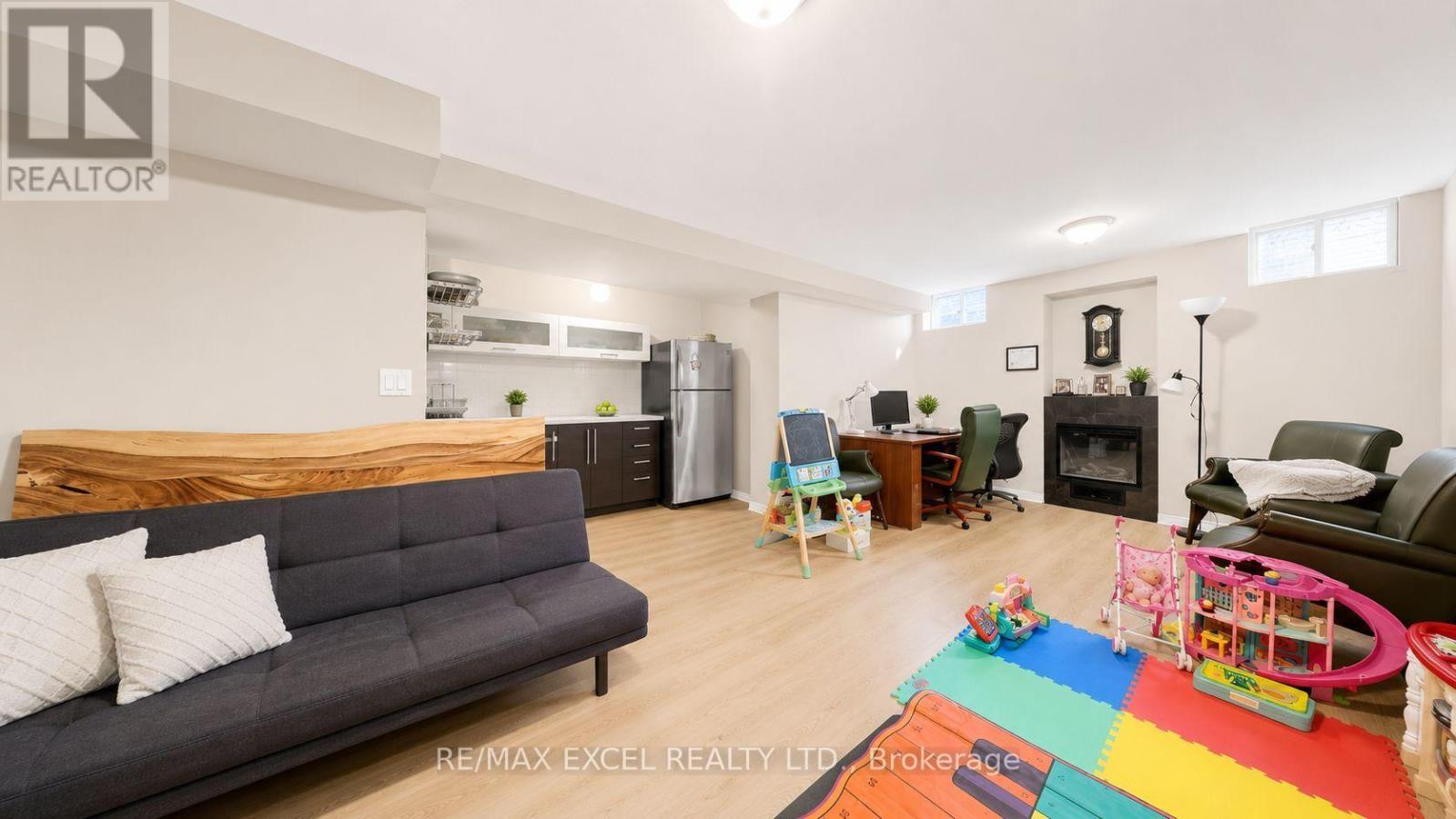176 SIR SANFORD FLEMING WAY - 25