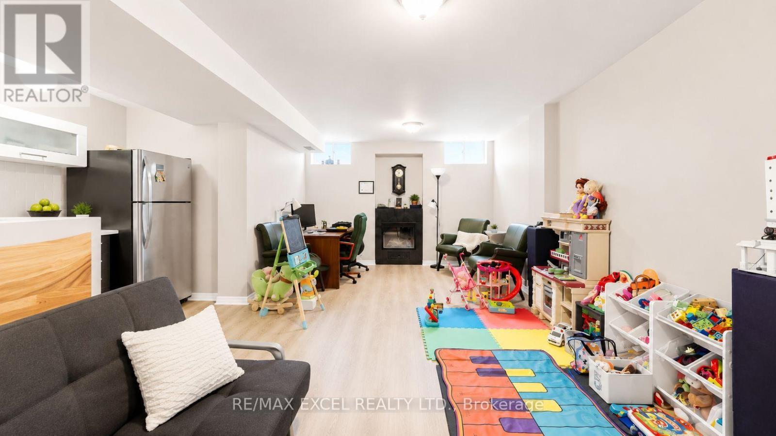 176 SIR SANFORD FLEMING WAY - 26