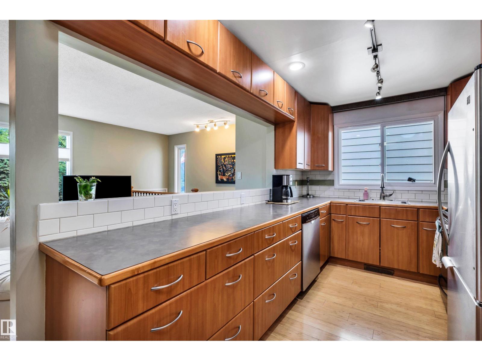 10282 87 ST NW - 12