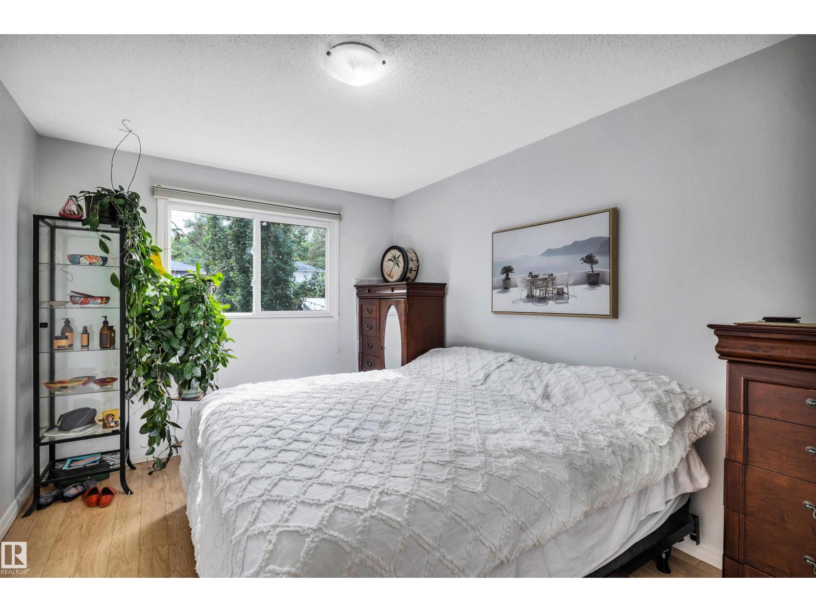 10282 87 ST NW - 15