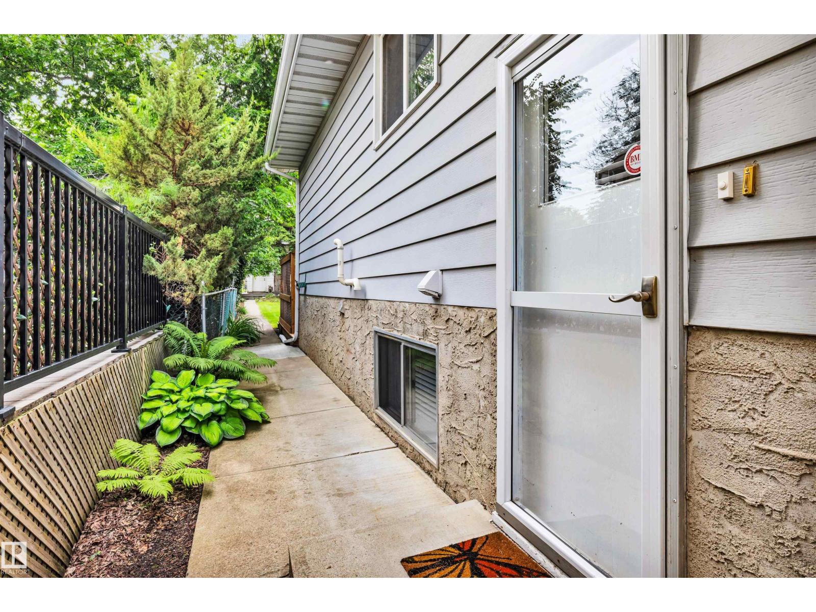 10282 87 ST NW - 38