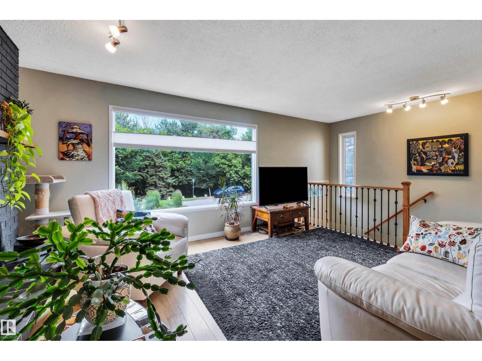 10282 87 ST NW - 4
