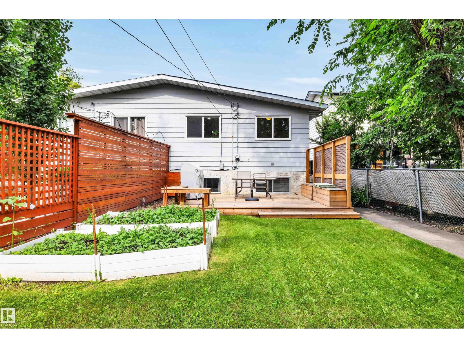 10282 87 ST NW - 41