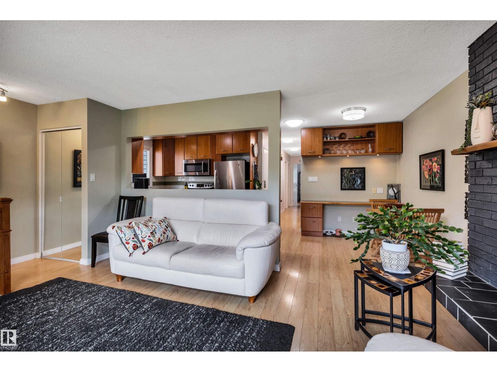 10282 87 ST NW - 8