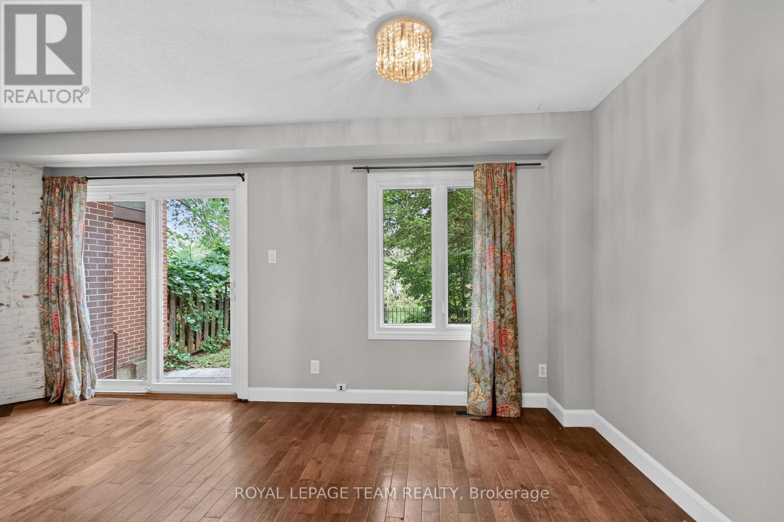 #9 18 CHISHOLM COURT - 11