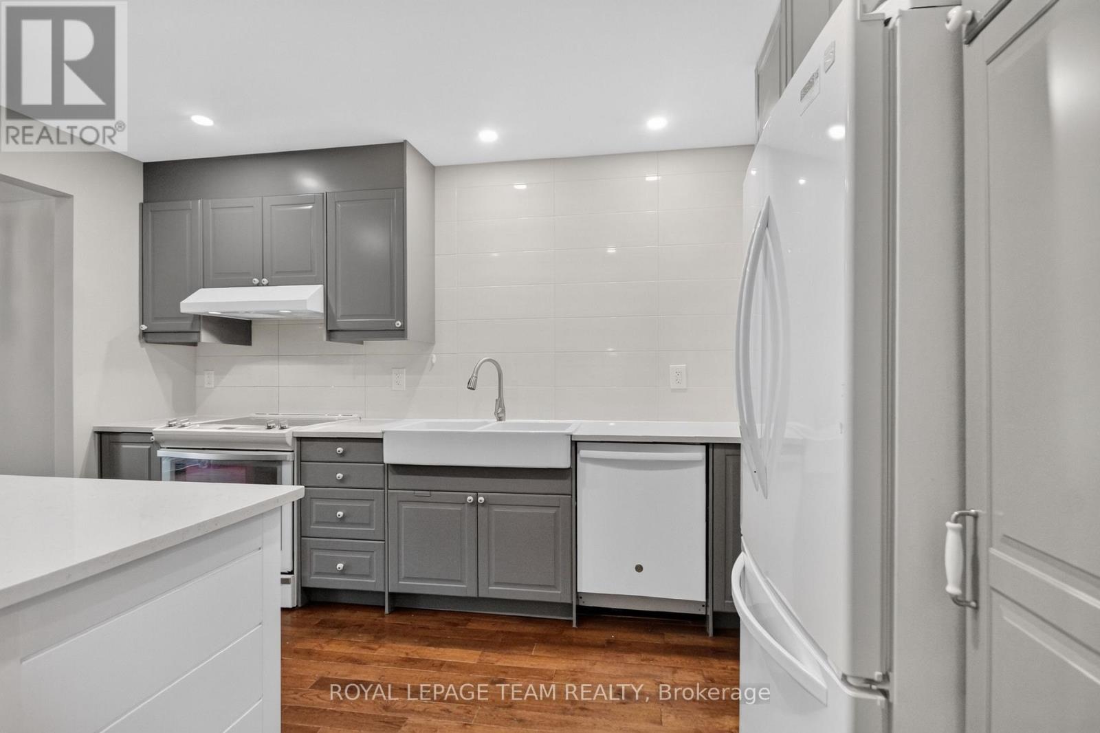 #9 18 CHISHOLM COURT - 17