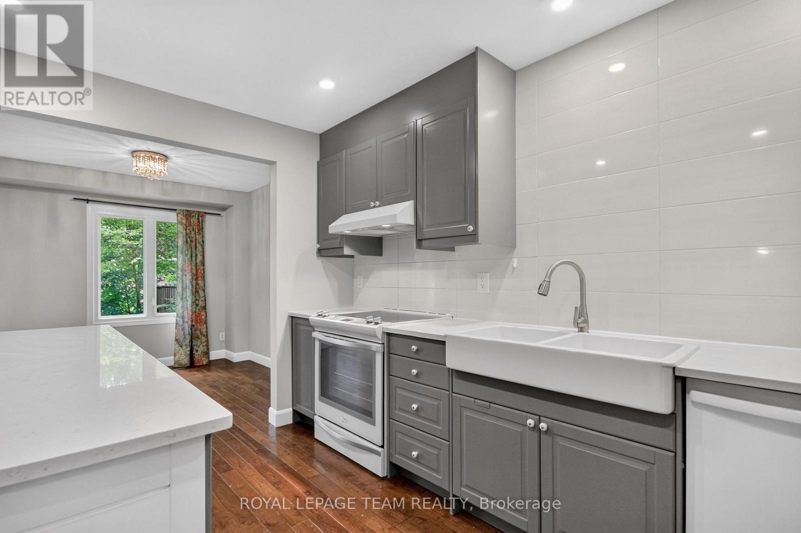 #9 18 CHISHOLM COURT - 18