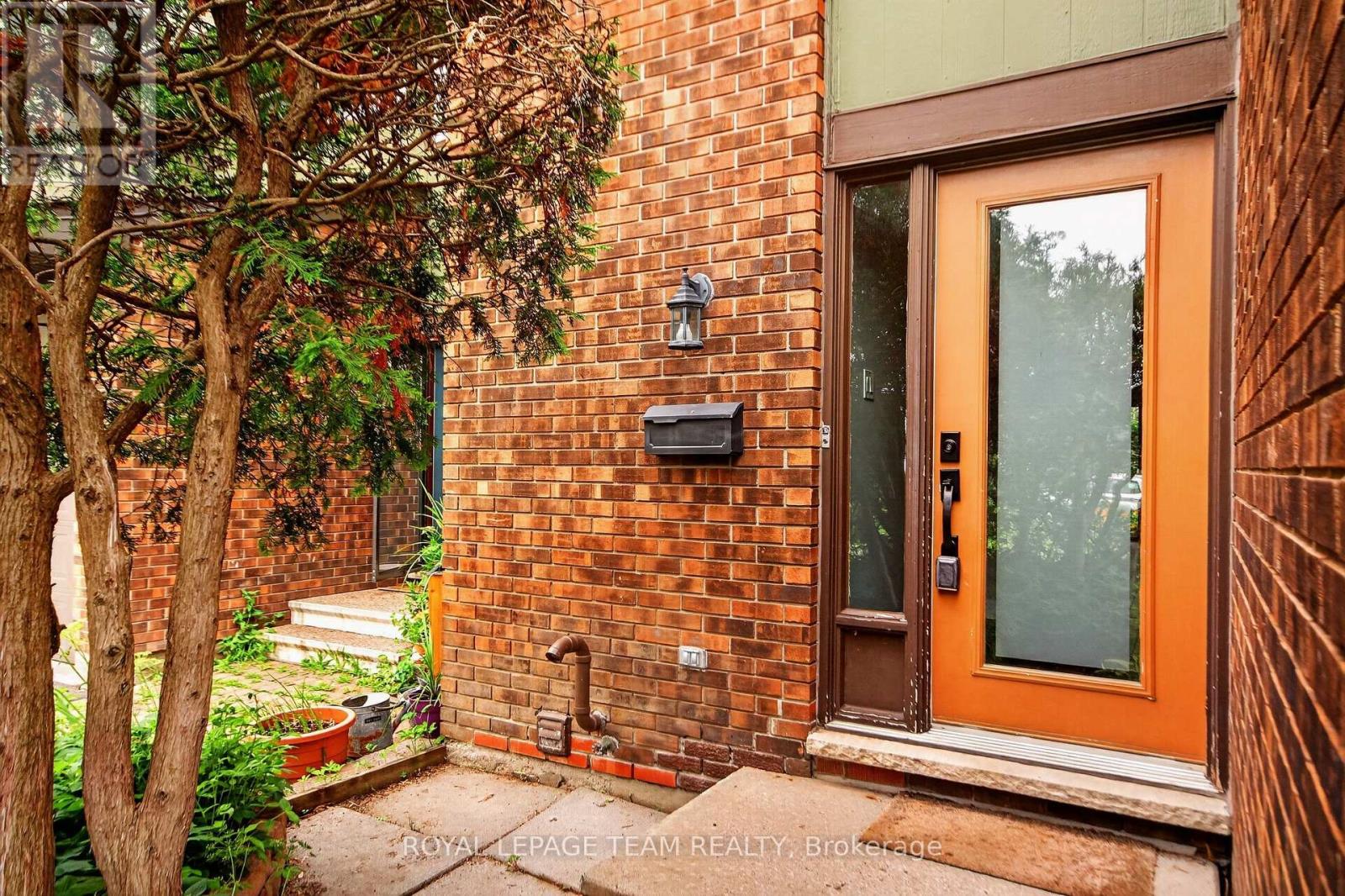#9 18 CHISHOLM COURT - 2