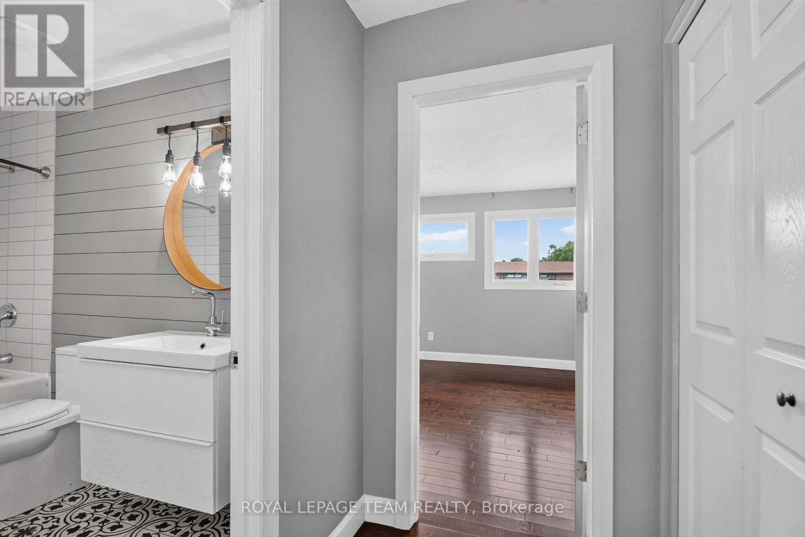 #9 18 CHISHOLM COURT - 23