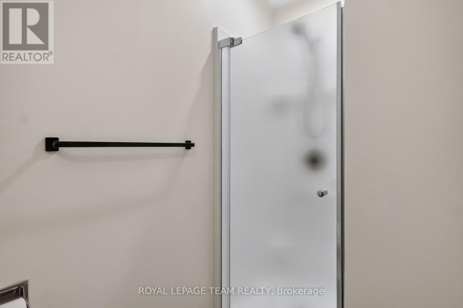 #9 18 CHISHOLM COURT - 29