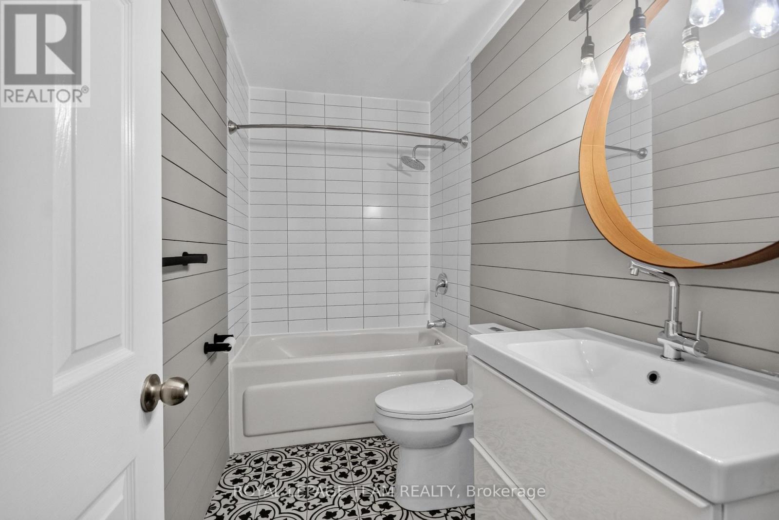 #9 18 CHISHOLM COURT - 34