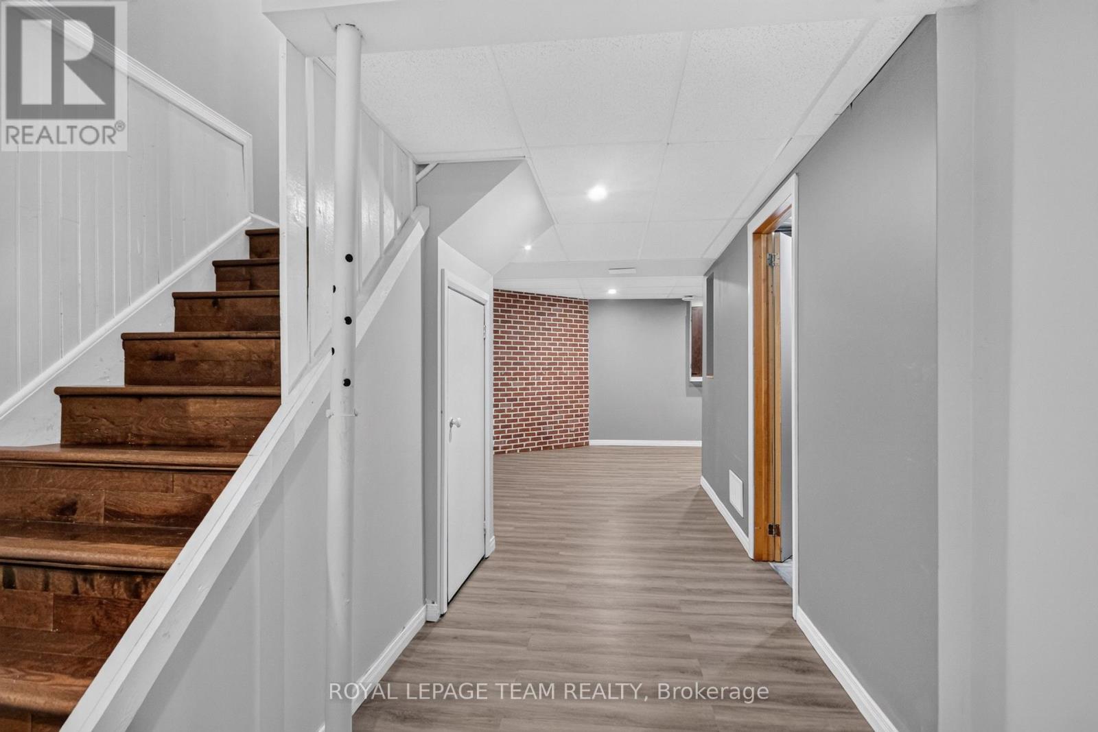 #9 18 CHISHOLM COURT - 36