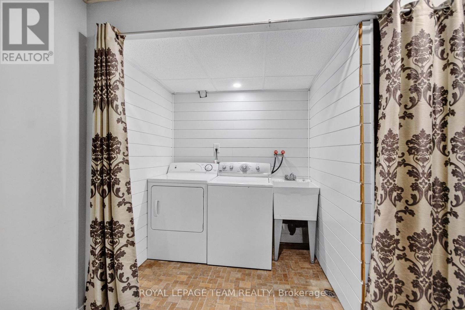 #9 18 CHISHOLM COURT - 37