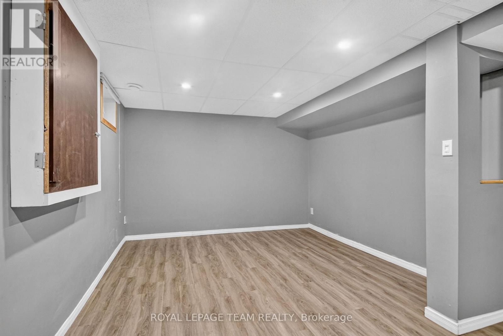 #9 18 CHISHOLM COURT - 40