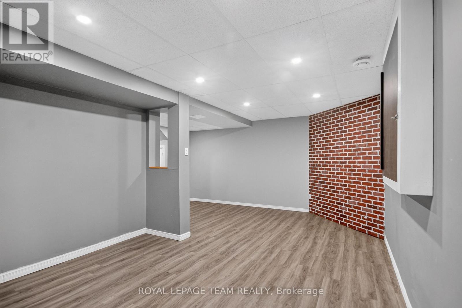 #9 18 CHISHOLM COURT - 41