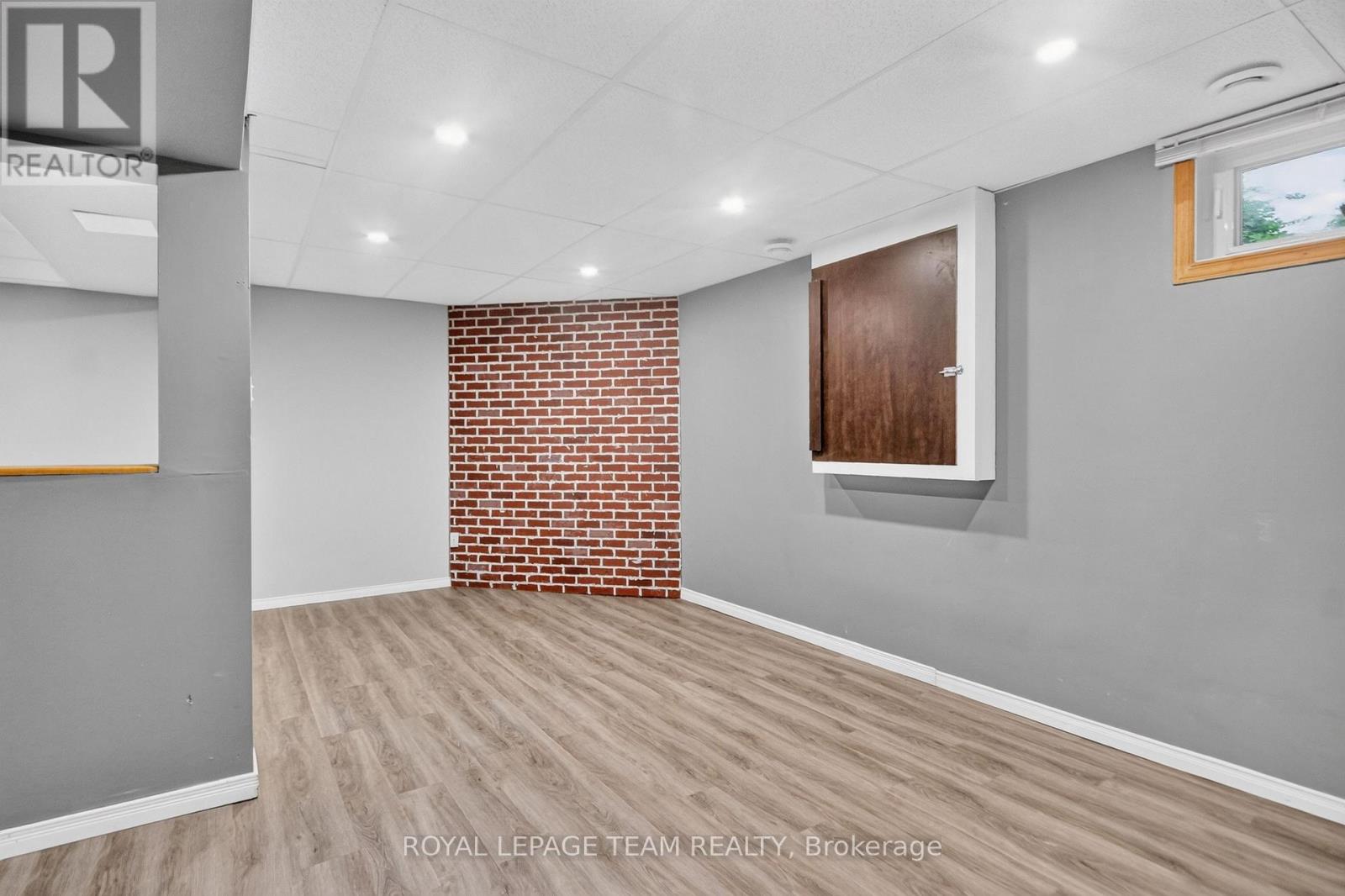 #9 18 CHISHOLM COURT - 42
