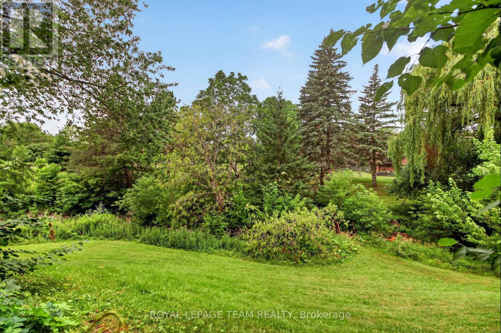 #9 18 CHISHOLM COURT - 44