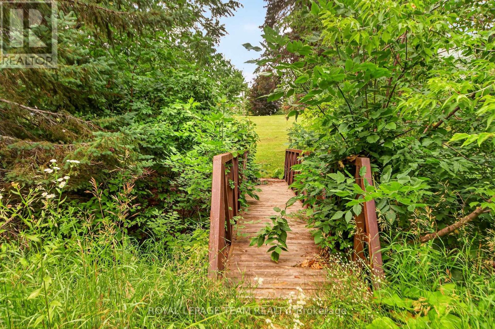 #9 18 CHISHOLM COURT - 46