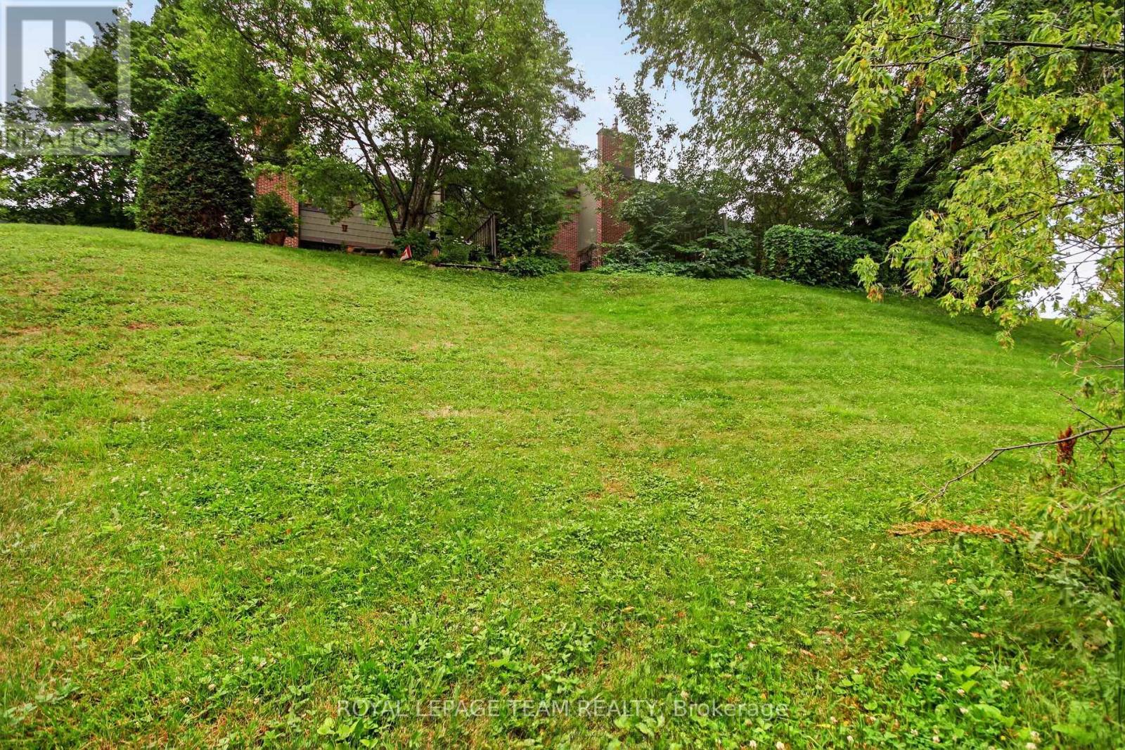 #9 18 CHISHOLM COURT - 47