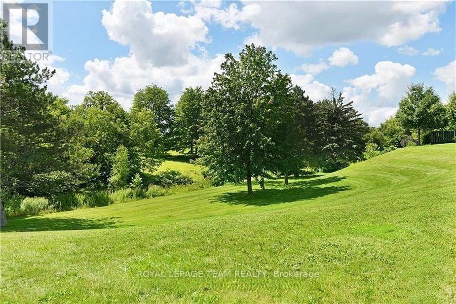 #9 18 CHISHOLM COURT - 49