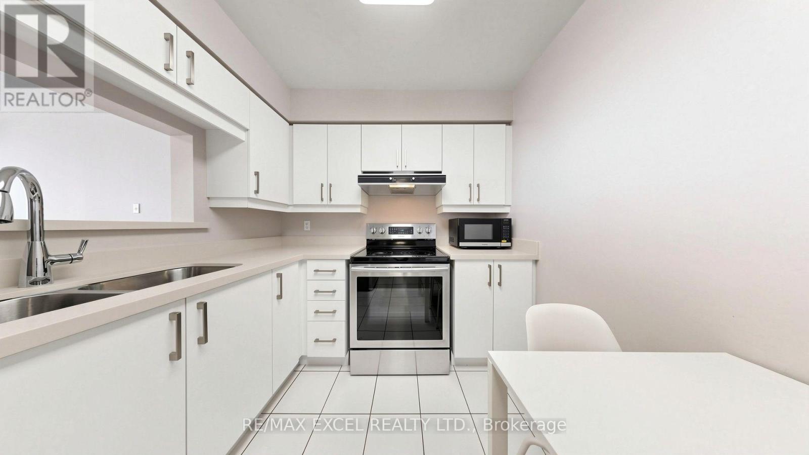 #718 11 TOWNSGATE DRIVE - 12