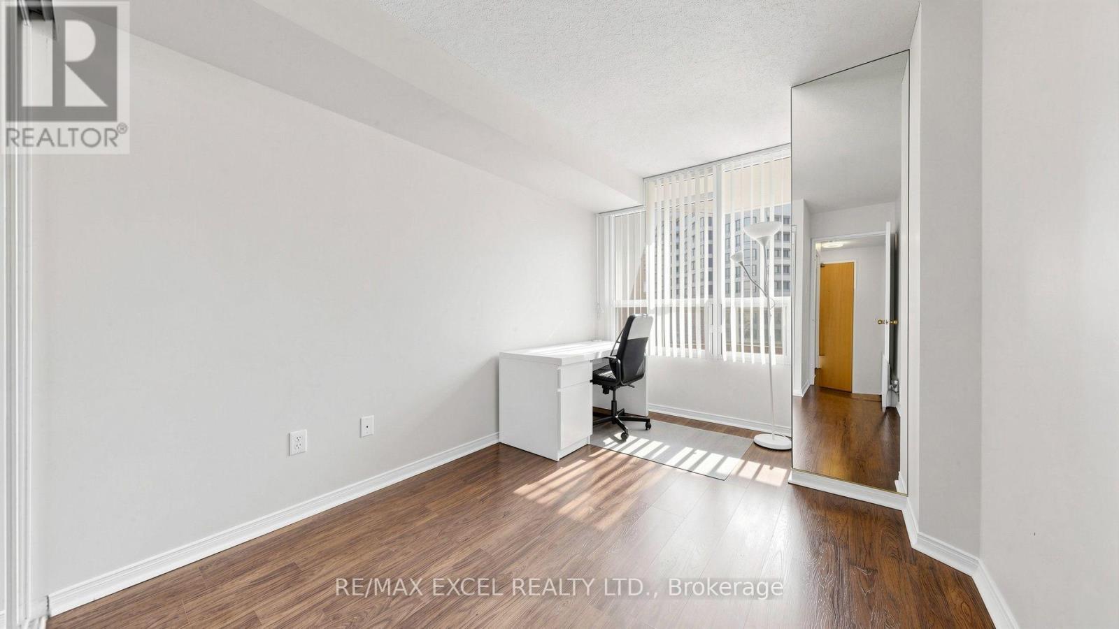 #718 11 TOWNSGATE DRIVE - 25