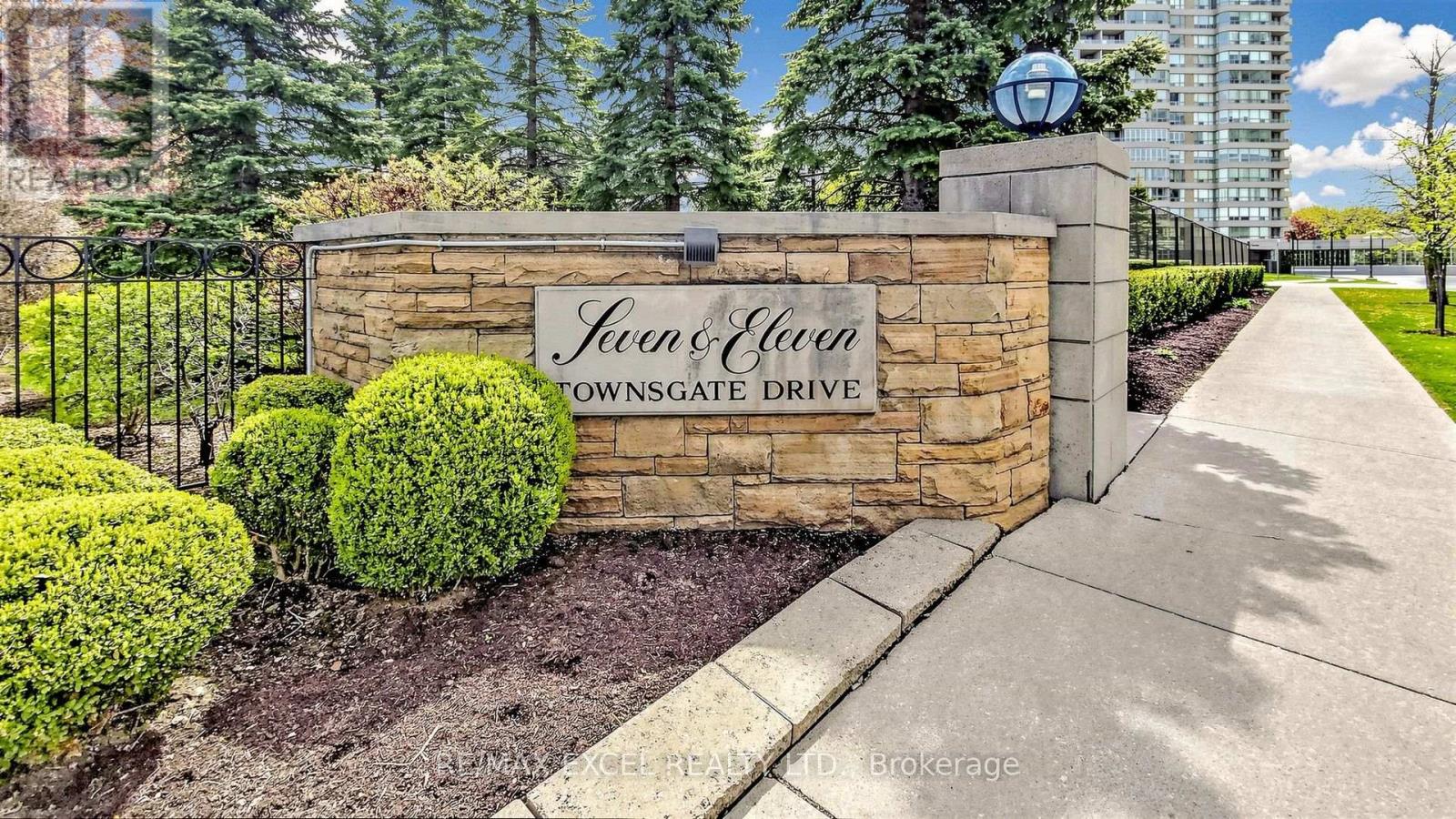 #718 11 TOWNSGATE DRIVE - 3