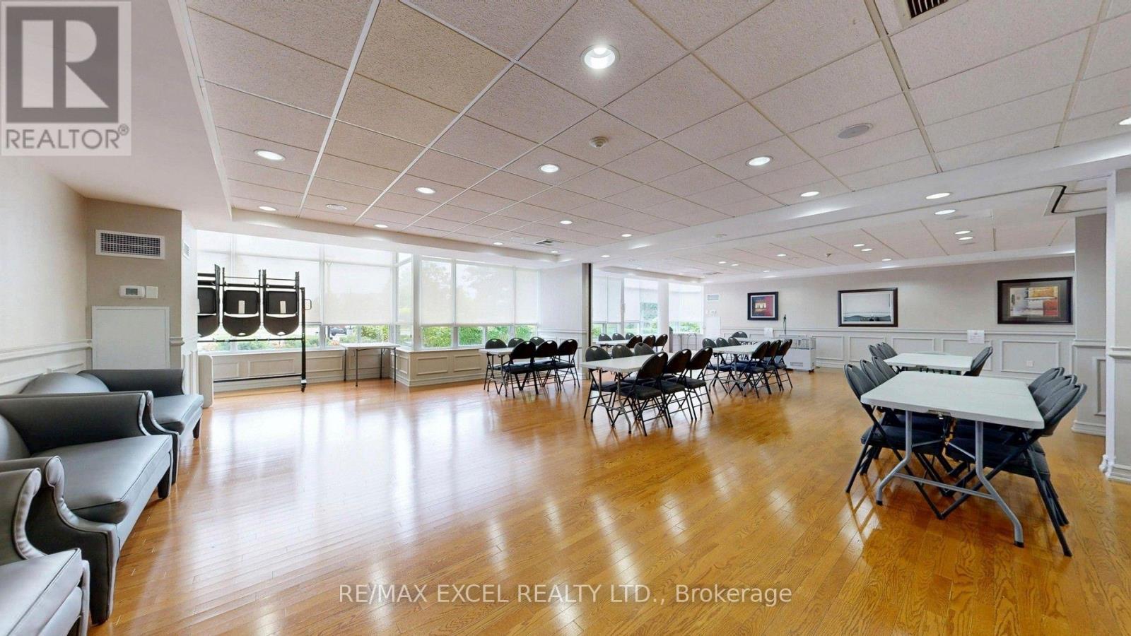 #718 11 TOWNSGATE DRIVE - 35