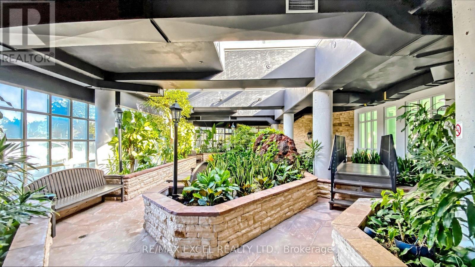 #718 11 TOWNSGATE DRIVE - Image 4