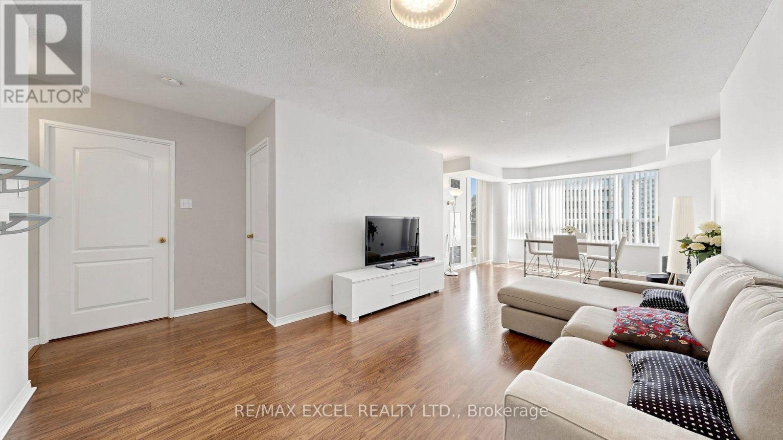 #718 11 TOWNSGATE DRIVE - Image 8