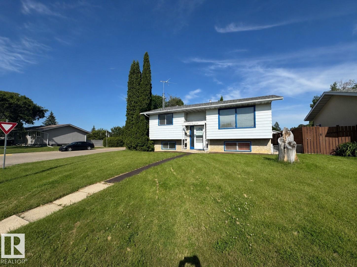 4923 52 ST - 1