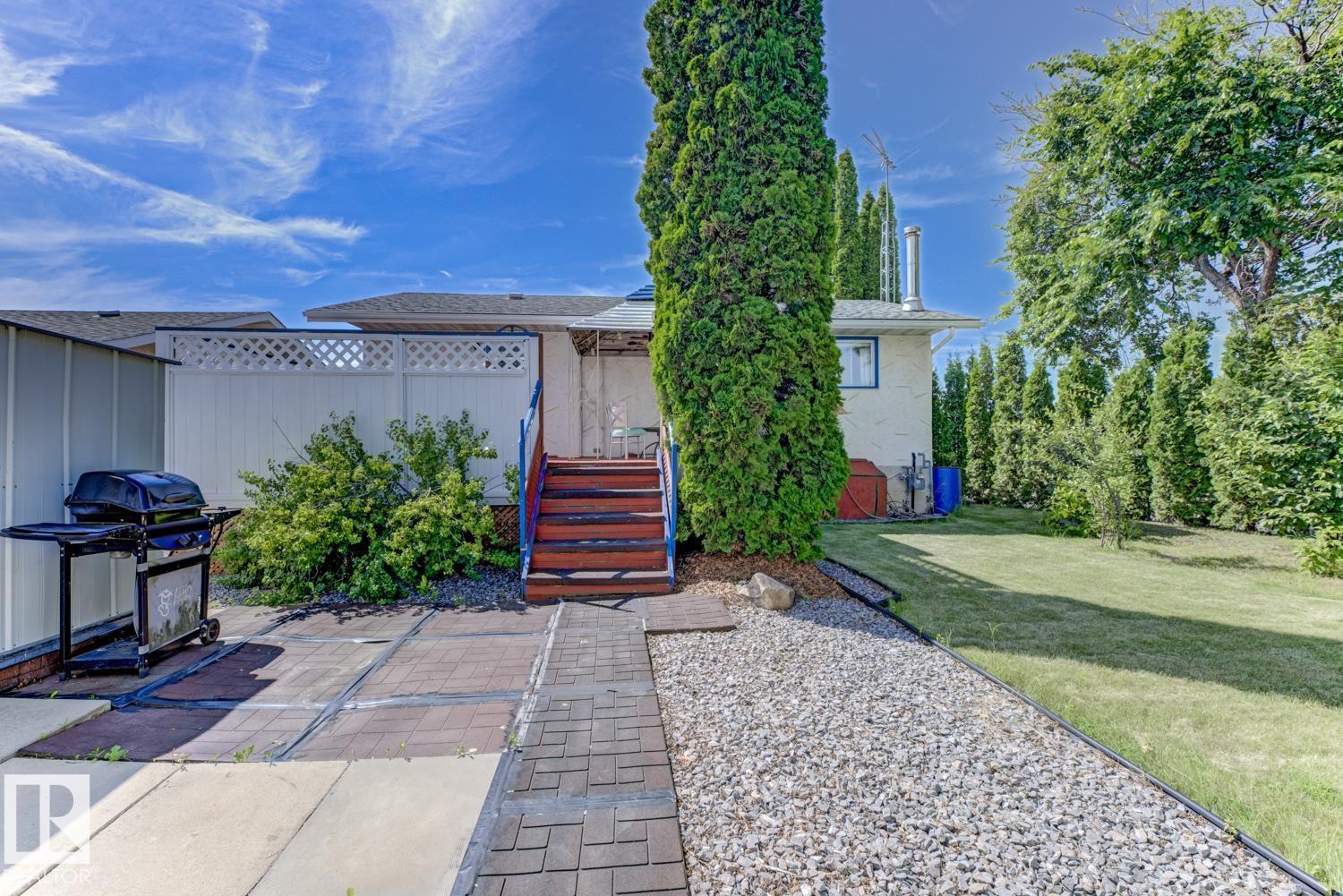 4923 52 ST - 18