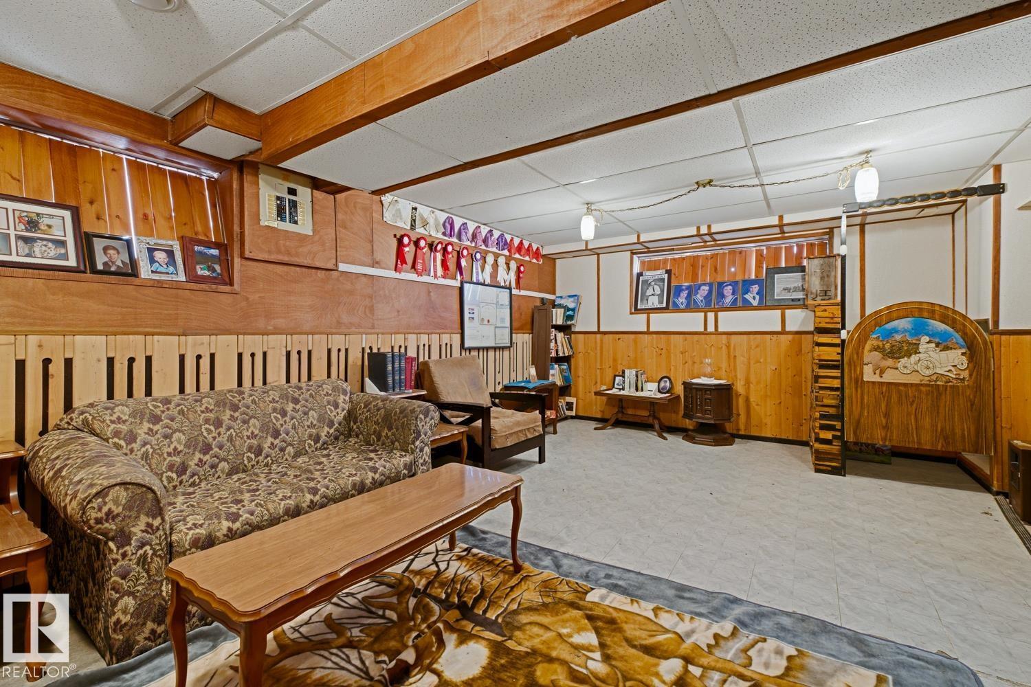 4923 52 ST - 10