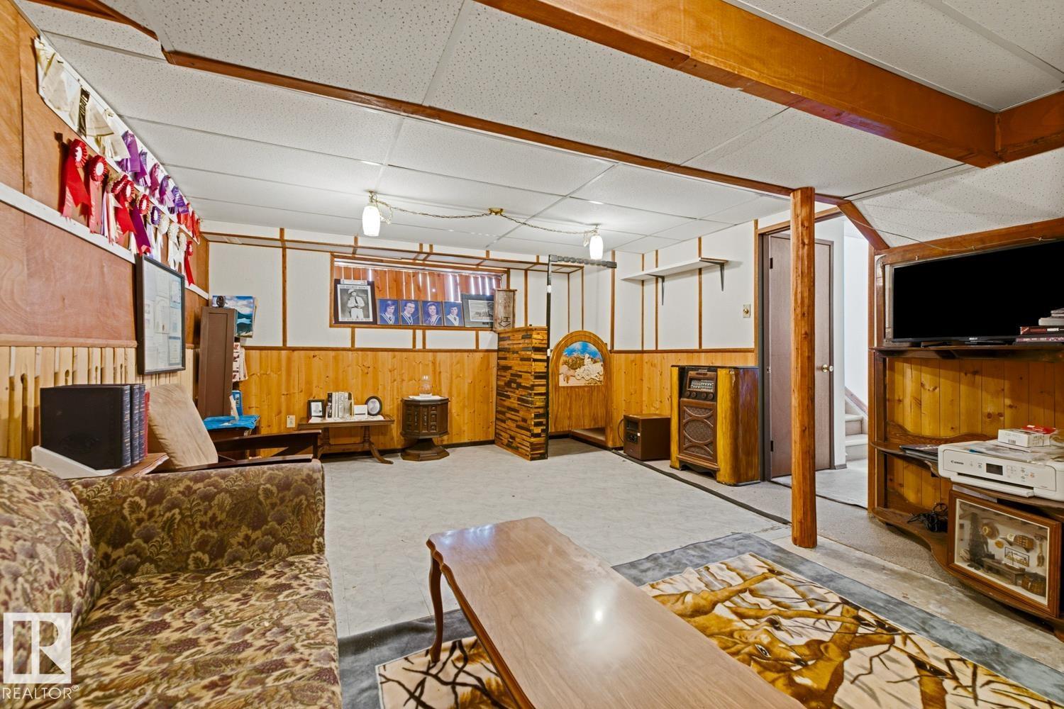 4923 52 ST - 28