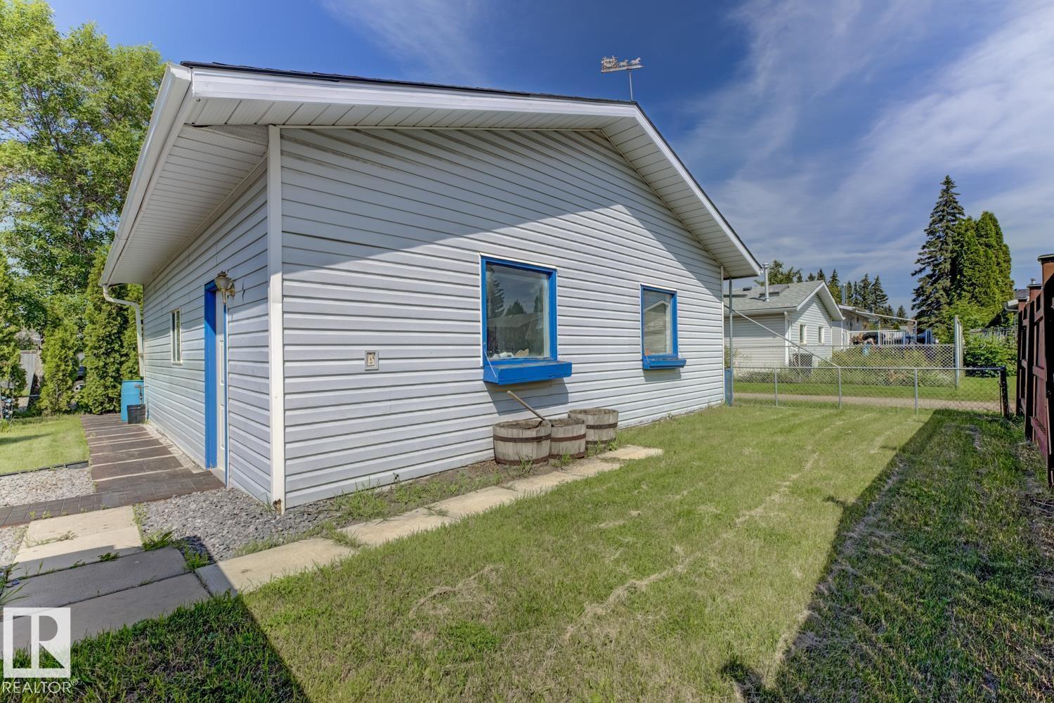 4923 52 ST - 16