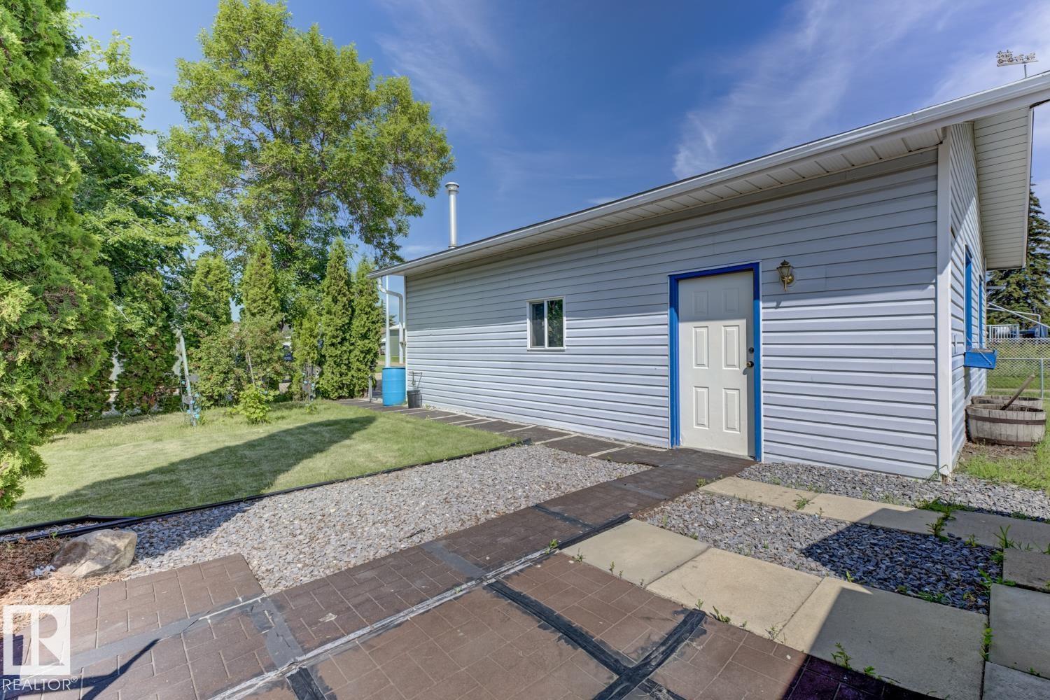 4923 52 ST - 38