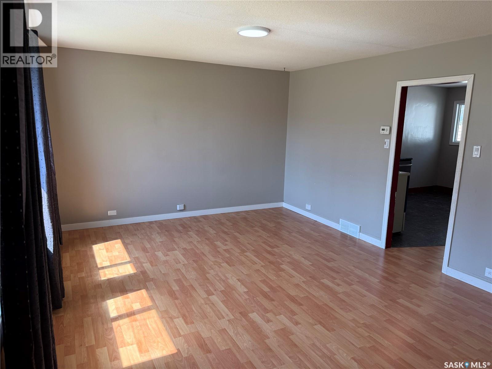 217 3A STREET E - 11